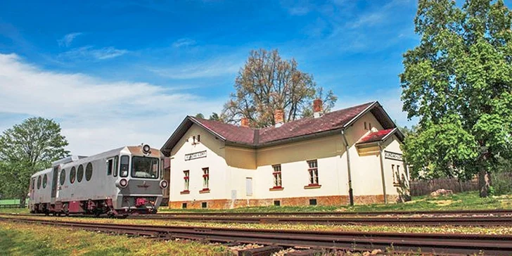 Bydlet budete v malých nádražních budovách, které prošly rekonstrukcí a jsou skvělým místem na dovolenou pro celou rodinu.
