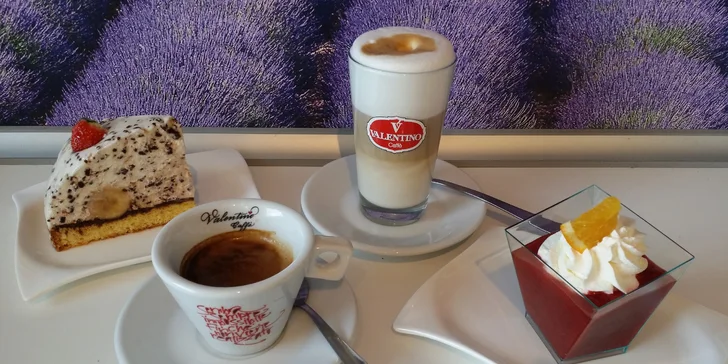 Posezení ve dvou: Dort a horký nápoj dle výběru v rodinné cukrárně