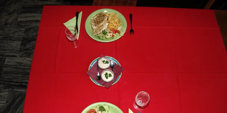 Klasická bašta: Kuřecí steak, hranolky a tatarka pro dvě osoby