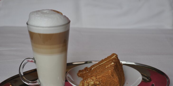 Voňavé potěšení: café latte s lahodným medovníkem pro 1 i 2