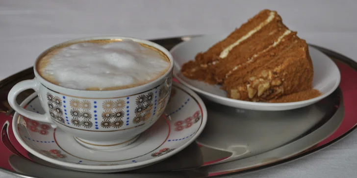 Voňavé potěšení: café latte s lahodným medovníkem pro 1 i 2
