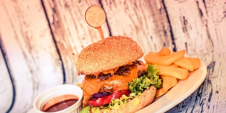 170g domácí hovězí hamburger "Deluxe" s hranolky, salátem a nápojem