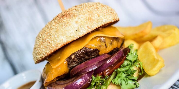 170g domácí hovězí hamburger "Deluxe" s hranolky, salátem a nápojem
