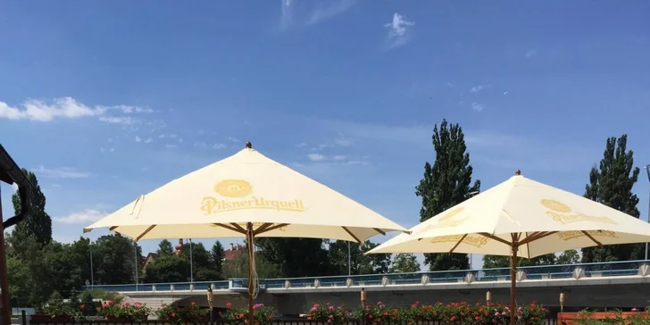 2 pizzy dle výběru ve stylovém podniku s úžasným výhledem na řeku
