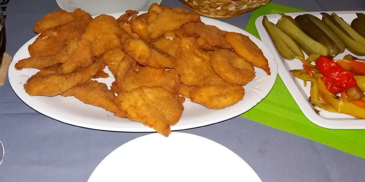 Masová hostina pro 4 osoby: Kilo řízků, tatarák a hranolky U Bizona