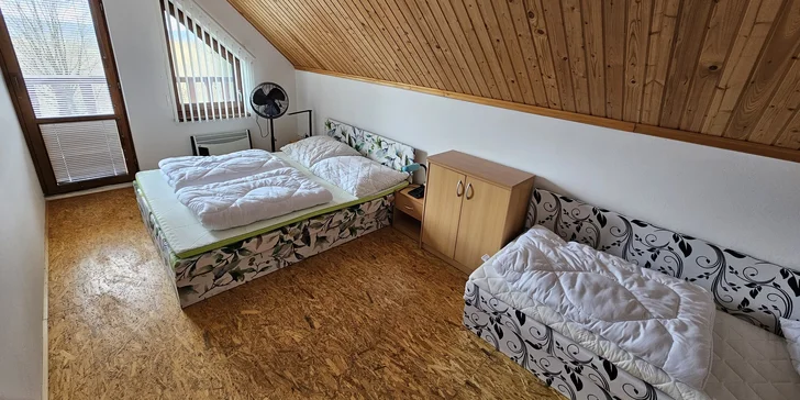Vejdete se sem až v deseti lidech. K dispozici jsou dva dvoulůžkové a dva třílůžkové pokoje. 