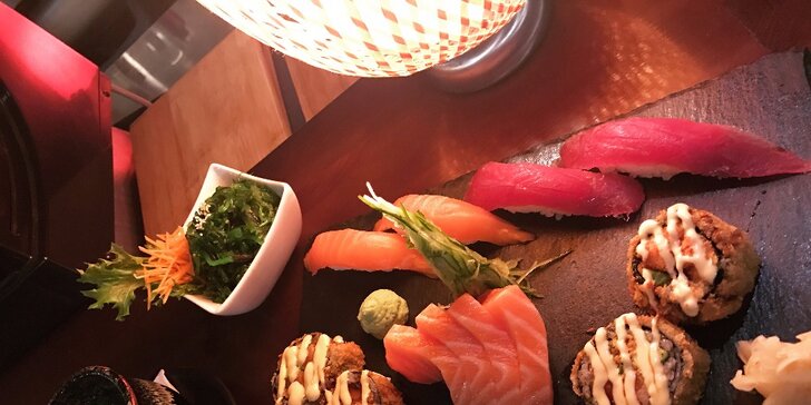 Japonské polední menu s miso polévkou, wakame salátem a sushi setem