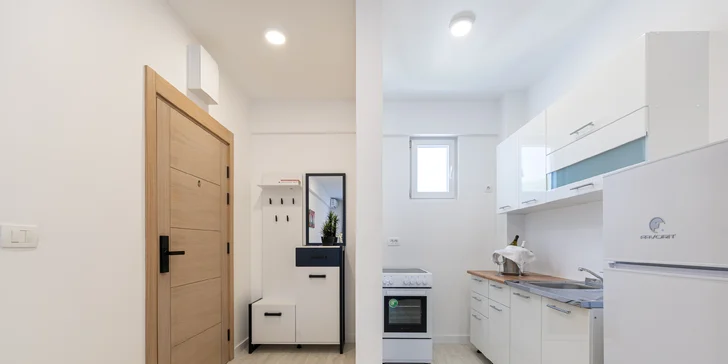 Ve dvoupokojovém apartmánu je kuchyňský kout. 
