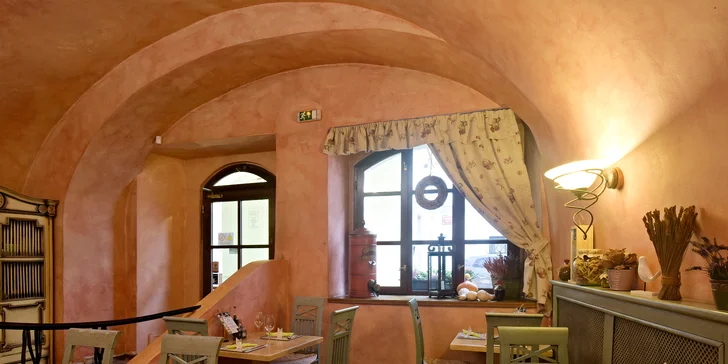Pizza nebo těstoviny a nealkoholický nápoj v restauraci Vabene