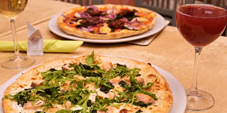 Pizza nebo těstoviny a nealkoholický nápoj v restauraci Vabene
