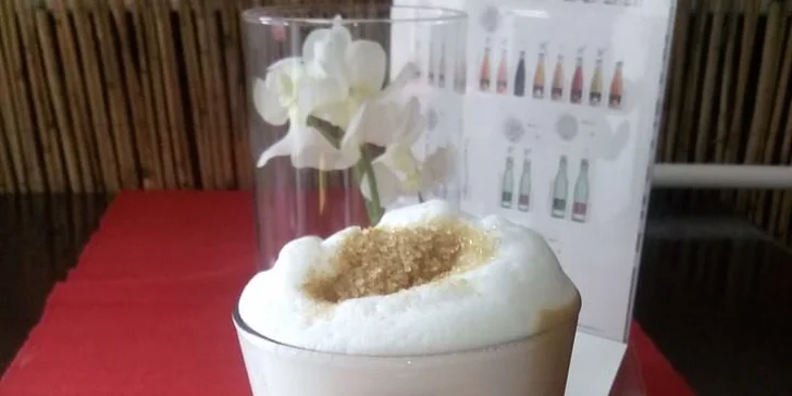 Voňavé cappuccino nebo latte podávané ve společnosti roztomilých kočiček