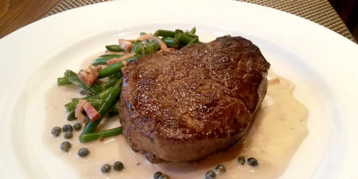 Steak z hovězí svíčkové s pepřovou omáčkou, fazolkami a hranolky