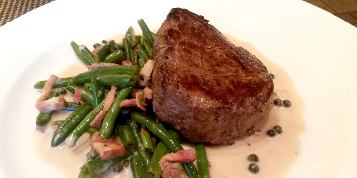 Steak z hovězí svíčkové s pepřovou omáčkou, fazolkami a hranolky