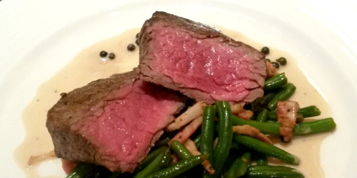 Steak z hovězí svíčkové s pepřovou omáčkou, fazolkami a hranolky