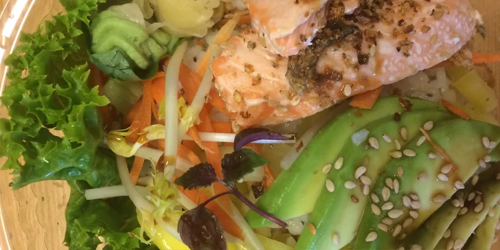Velká sushi rolka nebo 300 g exotického salátu s sebou