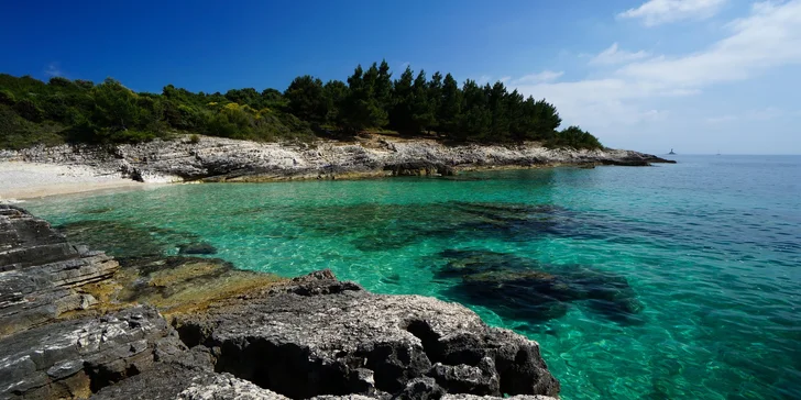 Kamenjak nabízí 22 km pláží, každý si tu najde svou skrytou zátoku.