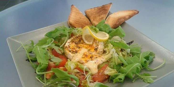 Voňavá klasika: Grilovaný hermelín na salátu, brusinková omáčka a pečený toast