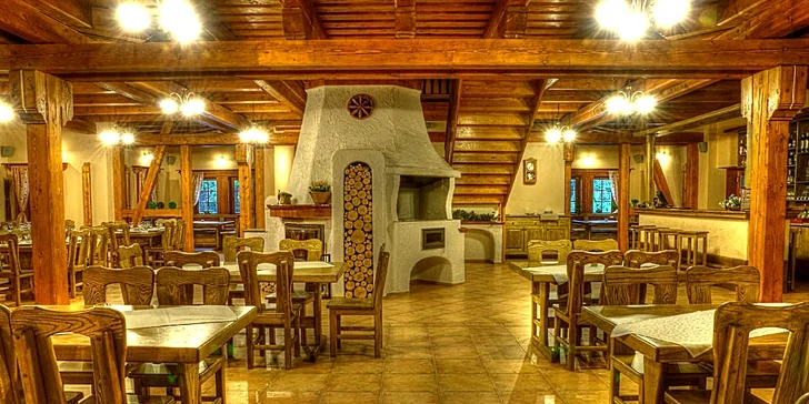 Součástí penzionu je i stylová restaurace s hřejivou atmosférou.