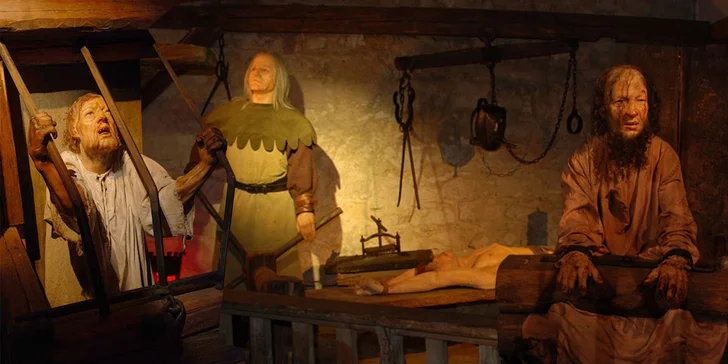 Expozice mučicích nástrojů v Museu Tortury: vstupy pro rodiny i jednotlivce