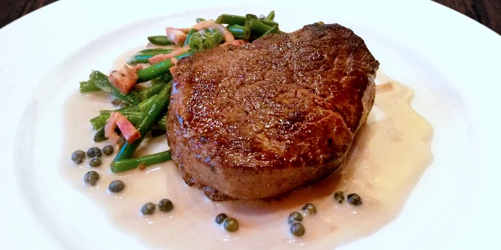 Steak z hovězí svíčkové s pepřovou omáčkou, fazolkami a hranolky