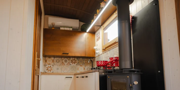 Teplo vám bude díky topení s termostatem, přitopit si můžete také v krbu. 