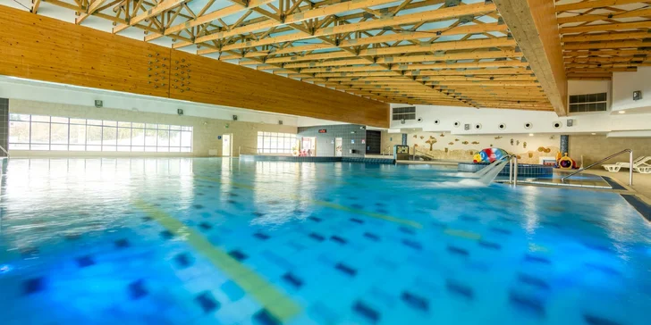 Fúkajte kolesá a obliekajte plavky, pretože Holidaypark Kováčová pozýva všetkých do ríše vody a radosti!