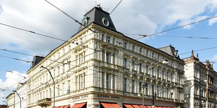 Restauraci najdete na Smetanově nábřeží naproti Národnímu divadlu.