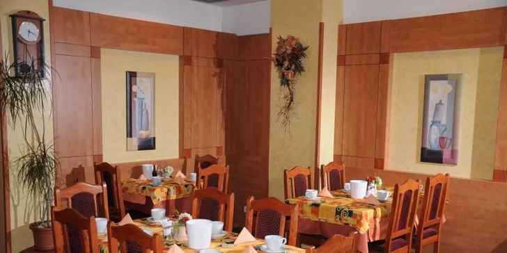 Exkluzivní pečená žebra: 500 nebo 1000 g s chlebem, hořčicí a křenem