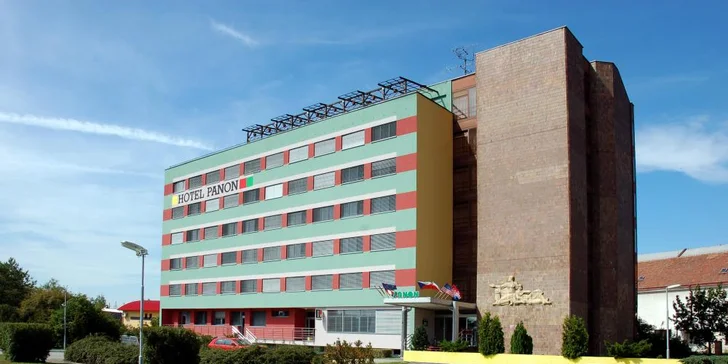Exkluzivní pečená žebra: 500 nebo 1000 g s chlebem, hořčicí a křenem