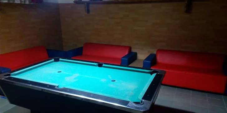 Pořádný tatarák z nasekaného hovězího a desatero topinek s česnekem
