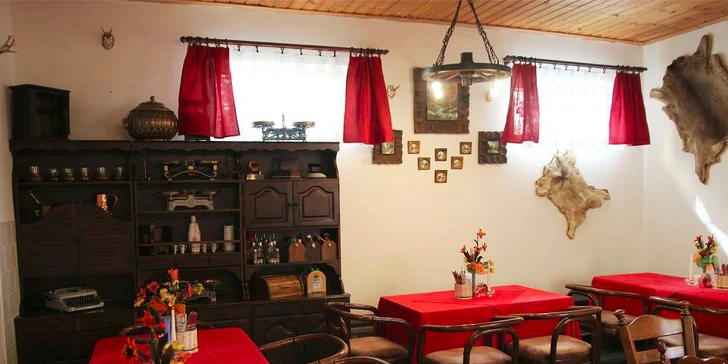 Velký tatarák pro dvě osoby a desatero topinek s česnekem