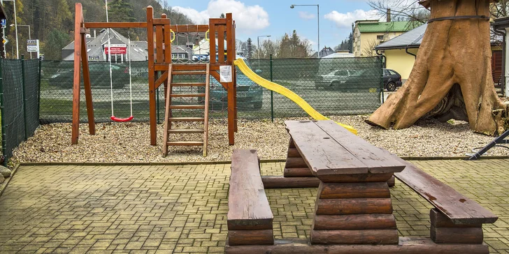Pro děti tu mají venkovní hřiště.