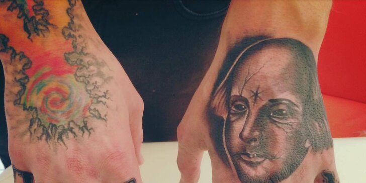 Umění přímo na tělo: nové umělecké tetování nebo překrytí stávajícího