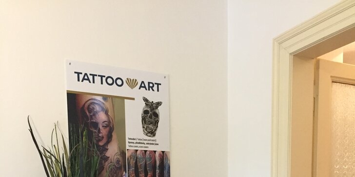 Umění přímo na tělo: nové umělecké tetování nebo překrytí stávajícího