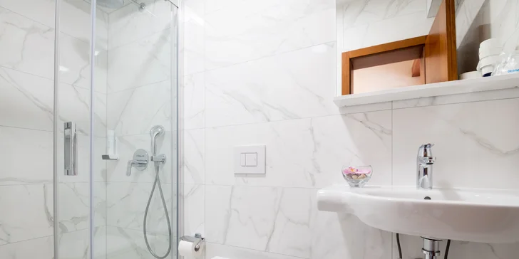 Kúpeľňa s WC a sprchovacím kútom je samozrejmosťou.