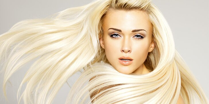 Střih s blond melírem pro všechny délky vlasů