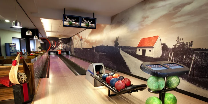 V hotelu je bowling, pétanque a ruské kuželky. 