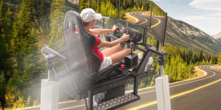 7 simulátorů během jedné návštěvy: Ovládněte letouny, ponorku i formuli
