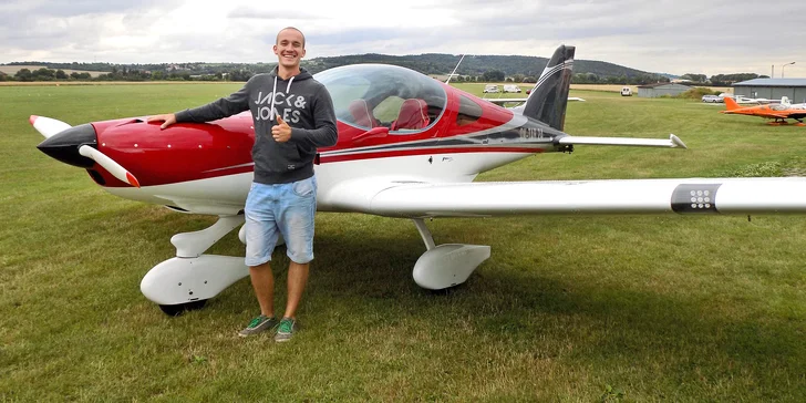 Za kokpitem sedí certifikovaný pilot s tisíci nalétanými hodinami.