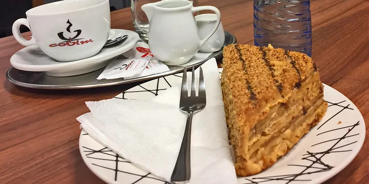 Příjemné posezení ve FOX caffé: Káva a medový dezert Marlenka