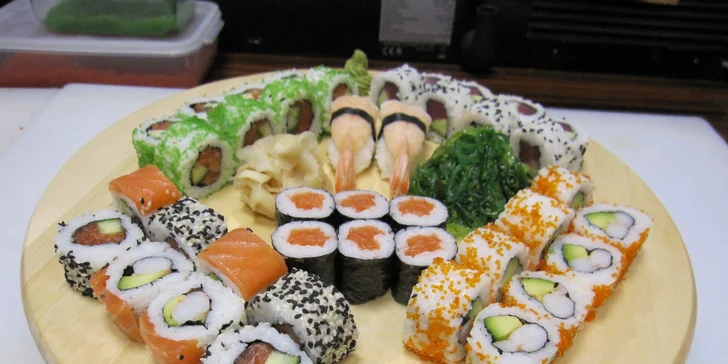 Asijské pochoutky vyvážených chutí: Pestré sushi sety pro labužníky
