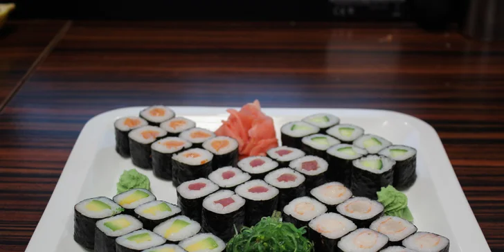 Asijské pochoutky vyvážených chutí: Pestré sushi sety pro labužníky