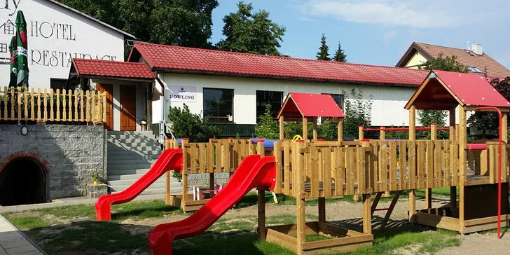 Nálož jídla a zábavy: vezměte kamarády na fantastická žebírka a hodinu bowlingu