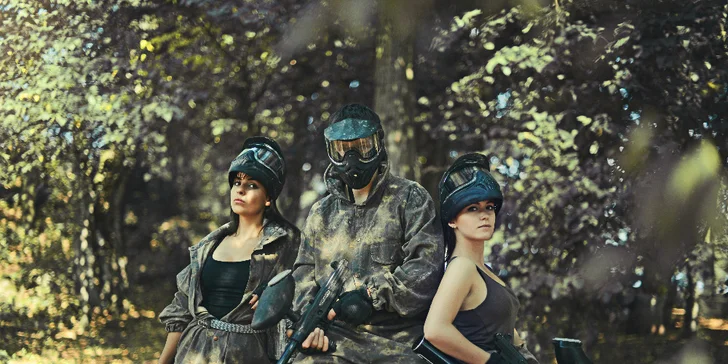 Dobrodružná bitva s luky a šípy ve vychytaném outdoorovém areálu