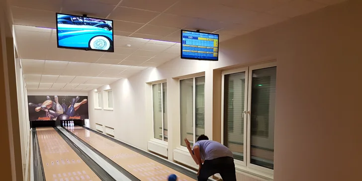 Nandejte to kuželkám: hodina bowlingu až pro 8 osob