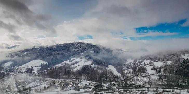 V zime si dosýta užijete lyžovanie napríklad v lyžiarskom stredisku Soszów (4 km), ktoré ponúka 6 km zjazdoviek, alebo Szczyrk Mountain Resort (10 km).