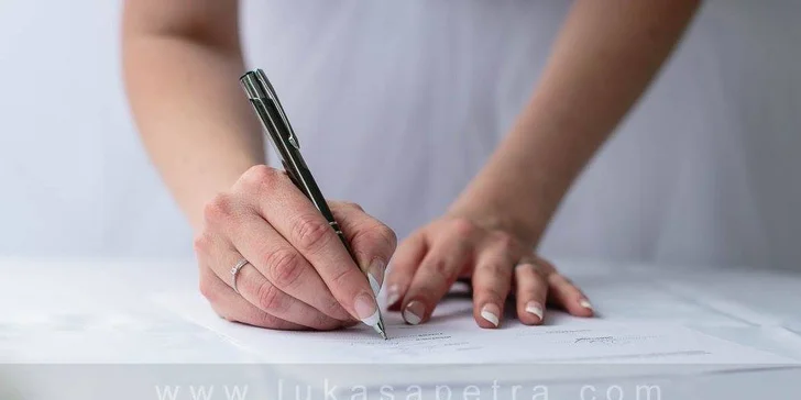 Manikúra s lázeňskou péčí o ruce a lakováním trvalým lakem CND Shellac