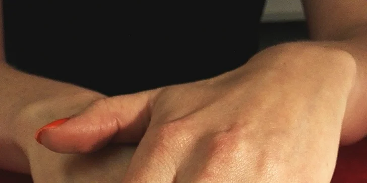 Manikúra s lázeňskou péčí o ruce a lakováním trvalým lakem CND Shellac