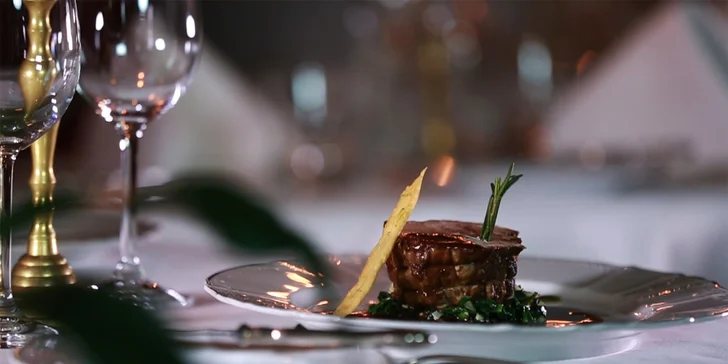 Královské hodování v paláci: Luxusní degustační menu a špičková obsluha