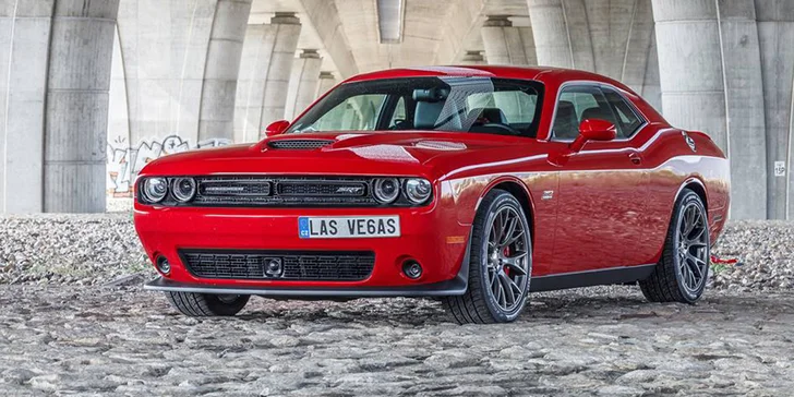 Amerika v Plzni: 15 nebo 30 minut řidičem bouráku Dodge Challenger SRT